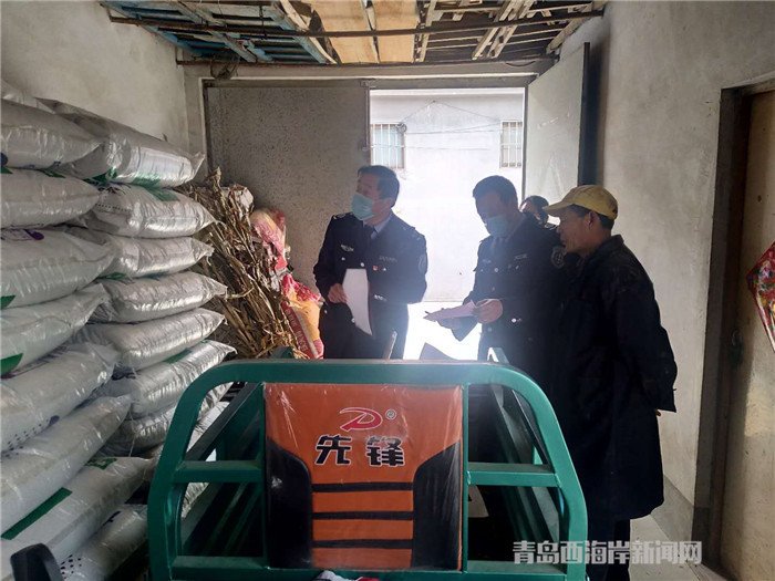 圖為西海岸新區(qū)農(nóng)業(yè)綜合行政執(zhí)法大隊(duì)執(zhí)法隊(duì)員在檢查肥料經(jīng)營(yíng)情況。.jpg