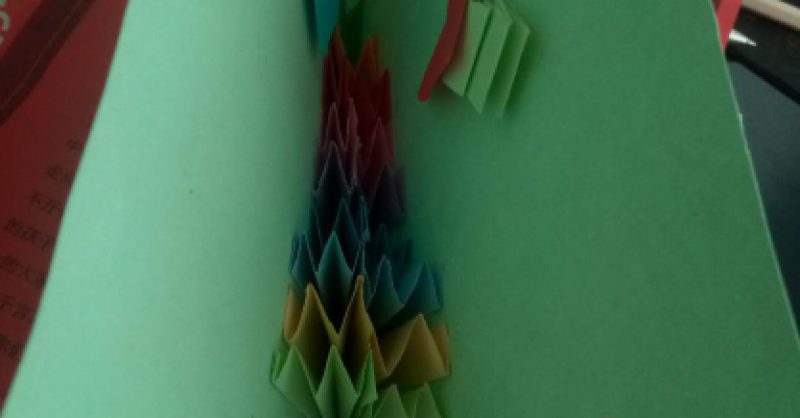 小小賀卡，架起愛與心的橋梁